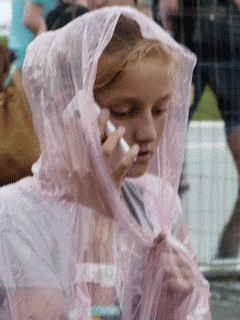 Mladá dívka smutně volá mobilem
